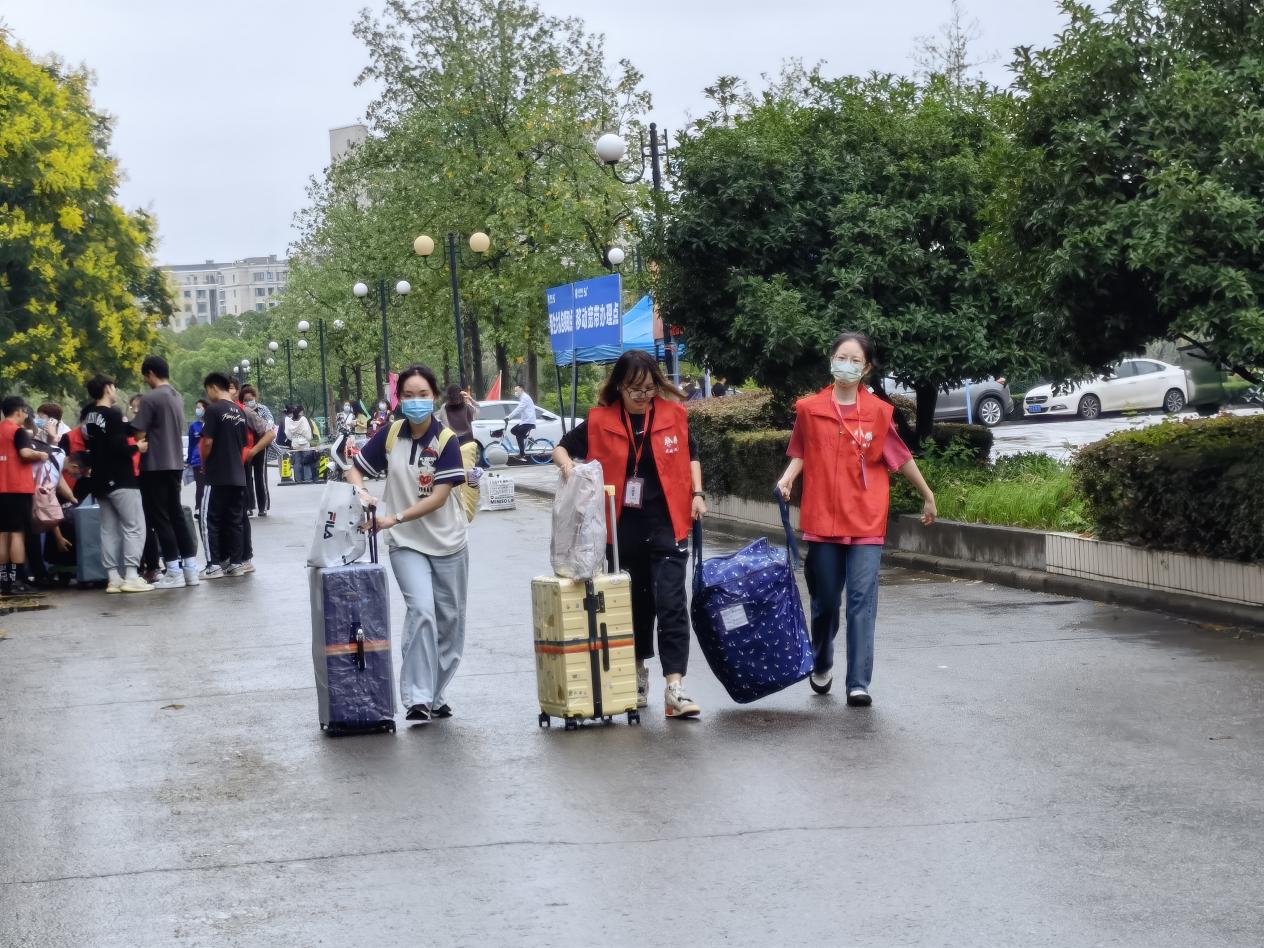 69成人网
志愿者帮新生搬运行李