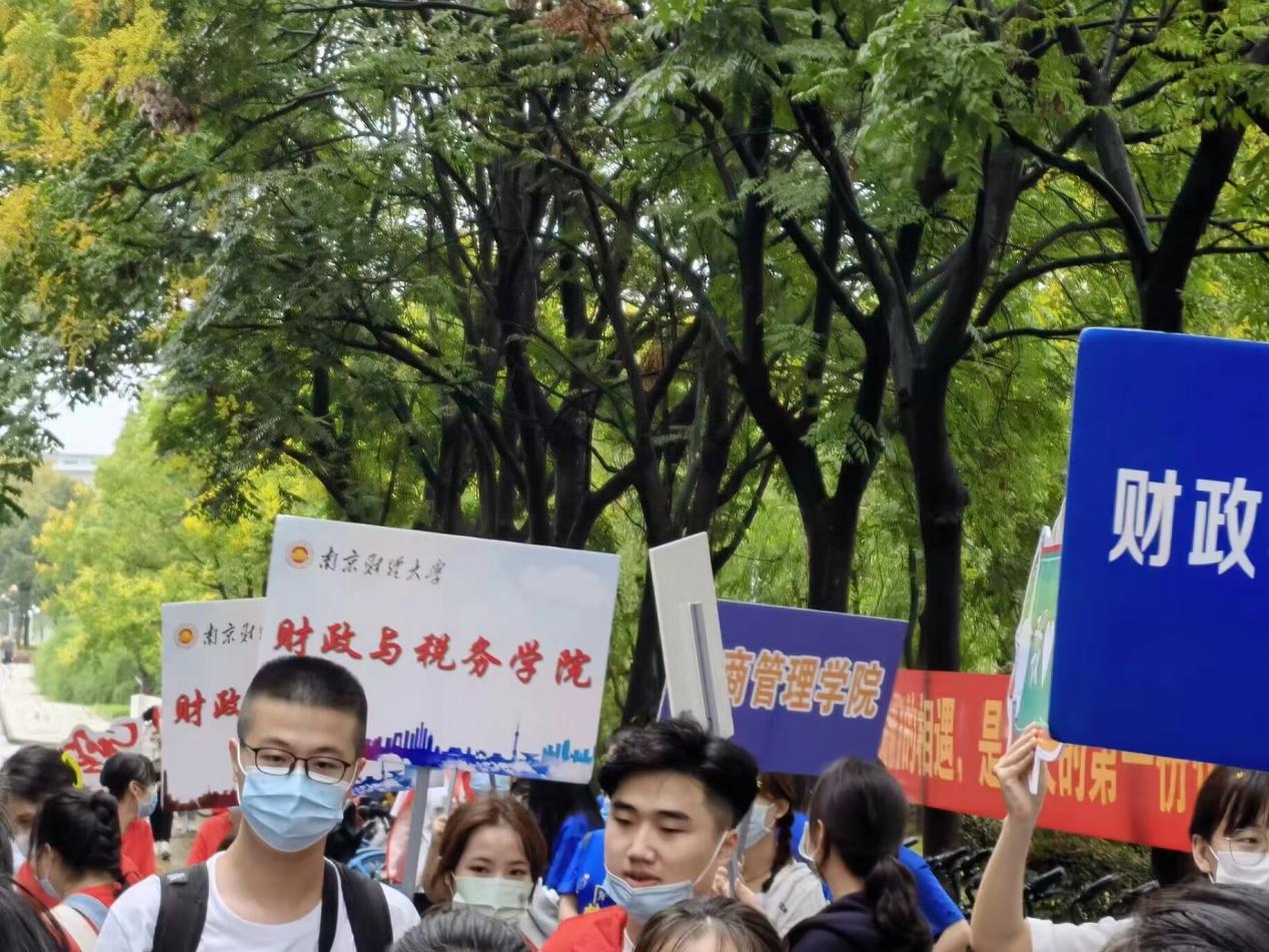 69成人网
志愿者迎接新生