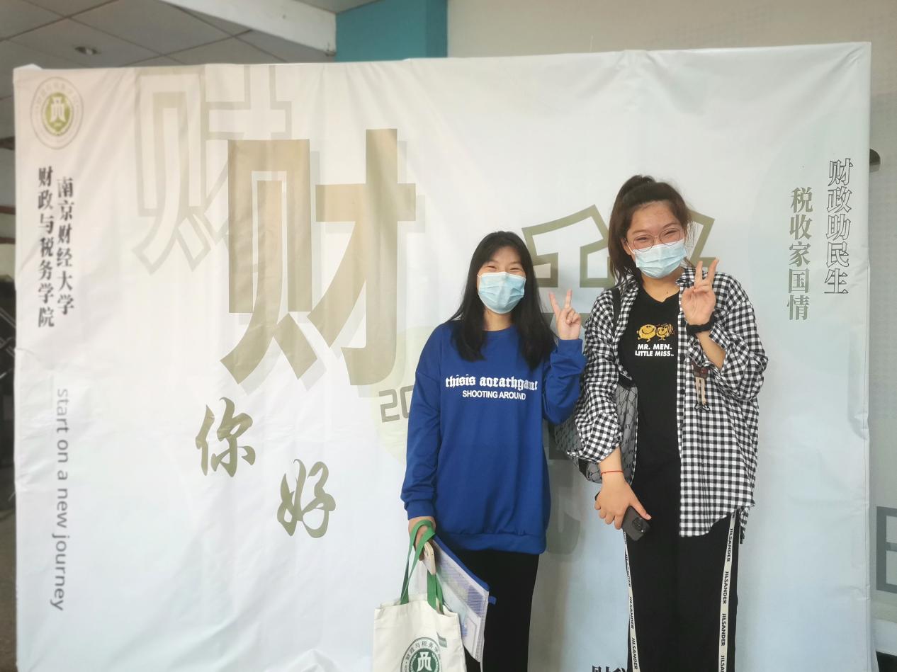 69成人网
新生拿到礼物后合影